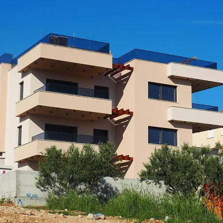 Rose Garden Apartment *